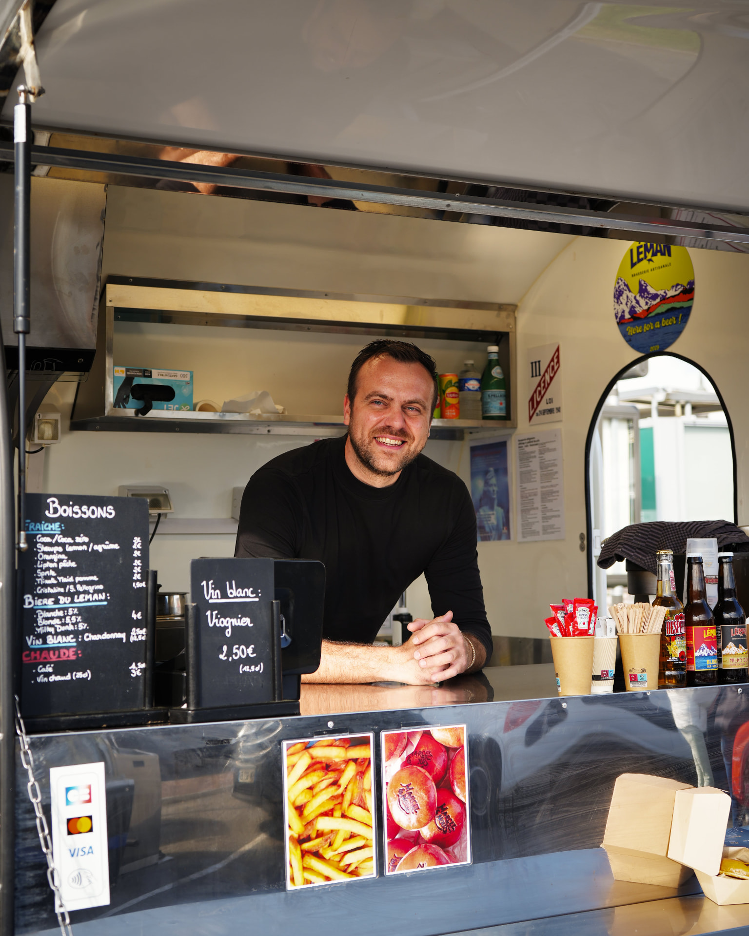 Maximilien accueille les clients depuis le food truck Marcel et Nous