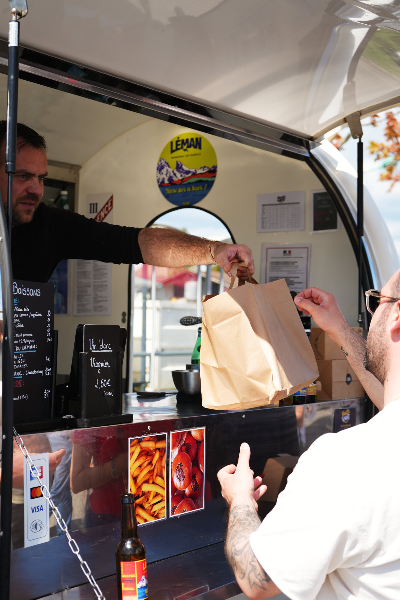 Remise d'une commande à un client du food truck Marcel et Nous
